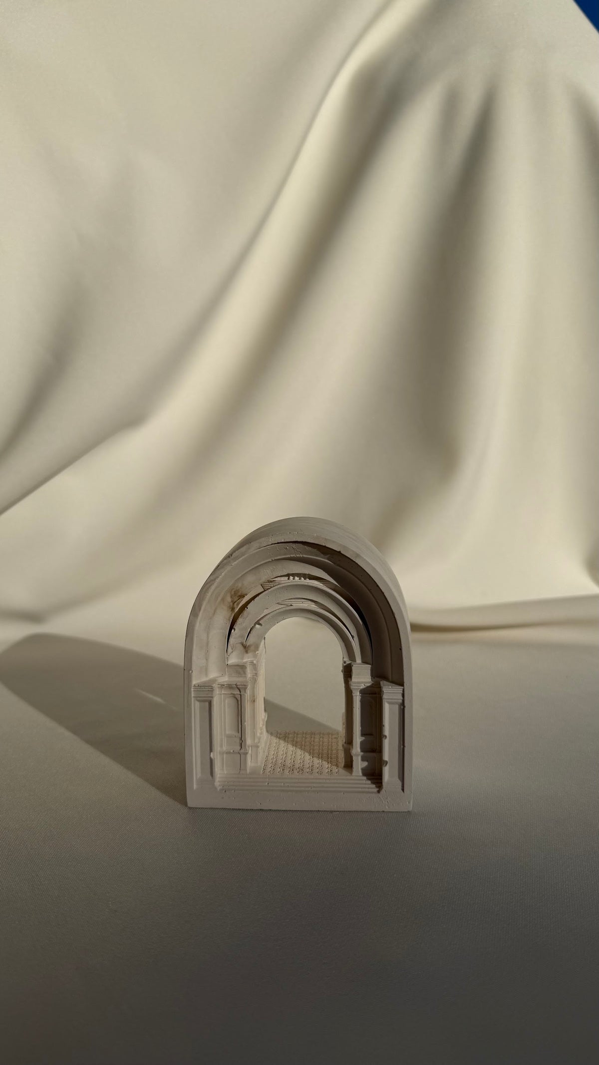 Wavy Arch Sculpture - pearl white concrete