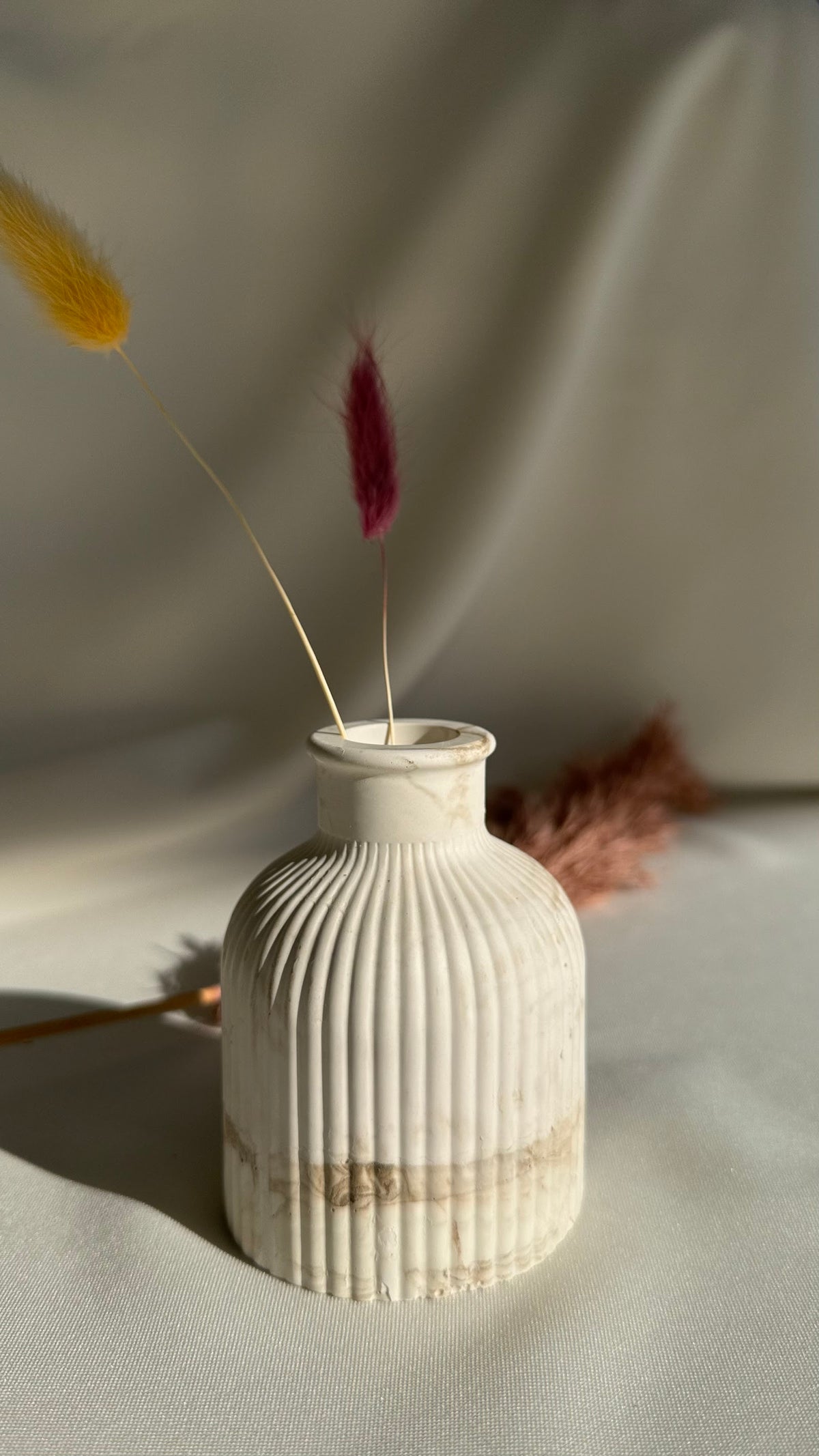 Small Wavy Vase - pearl white concrete